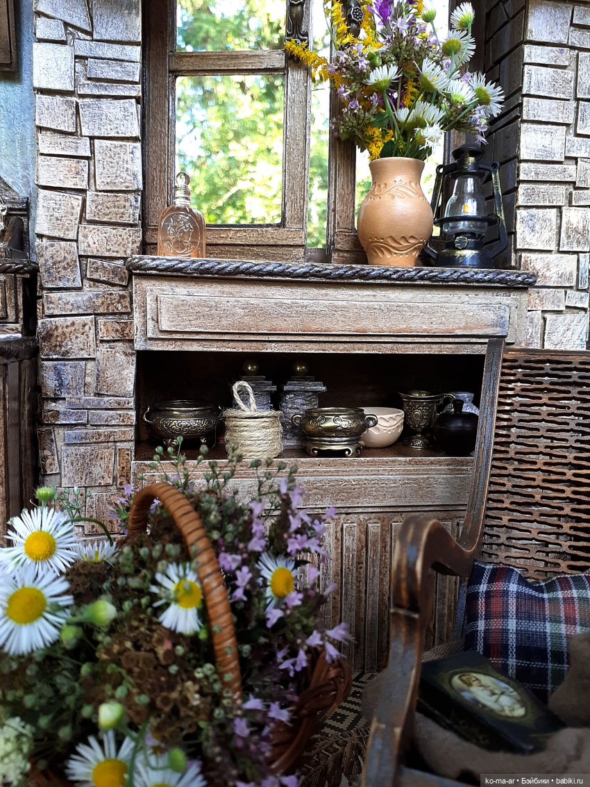 Комната с лестницей и окном