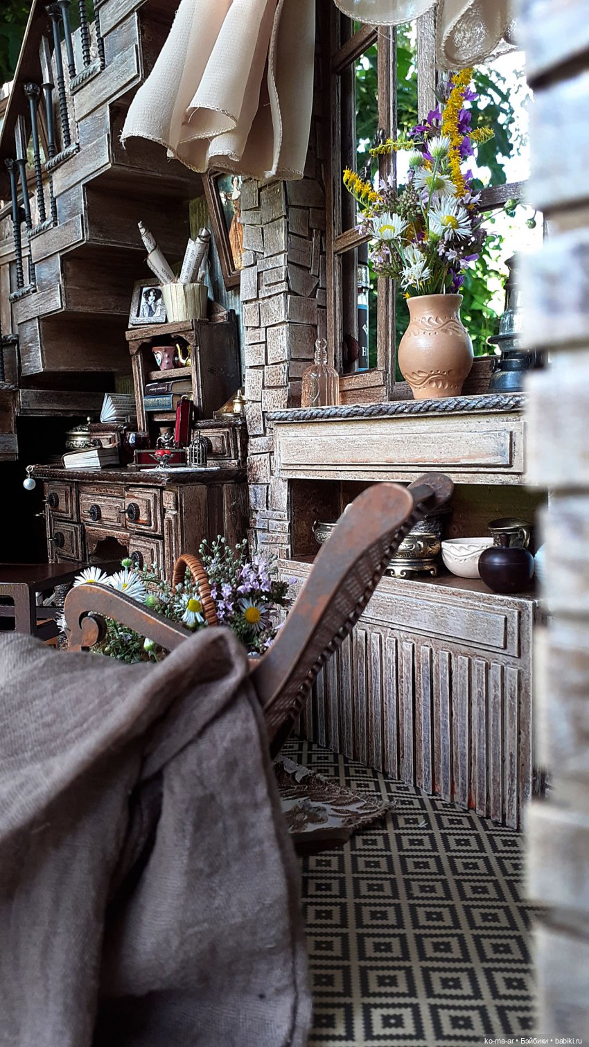 Комната с лестницей и окном