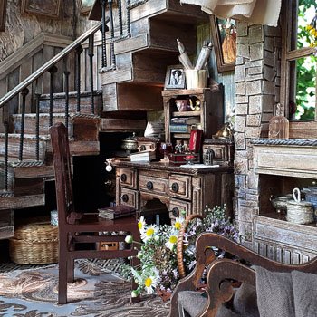 Комната с лестницей и окном