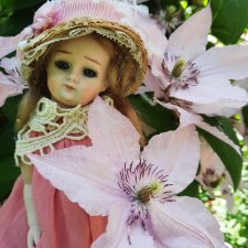 Она прекраснее цветов