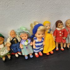 Стоят девчонки, стоят в сторонке