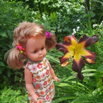 Сонечка на прогулке