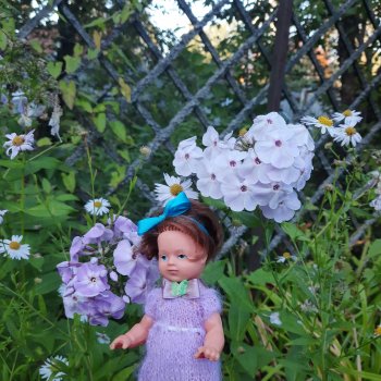 И опять Элечка на прогулке и с цветами🥰💜🌸🌼🌺