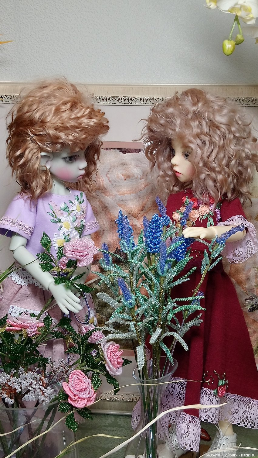 Увлекательная беседа двух девочек