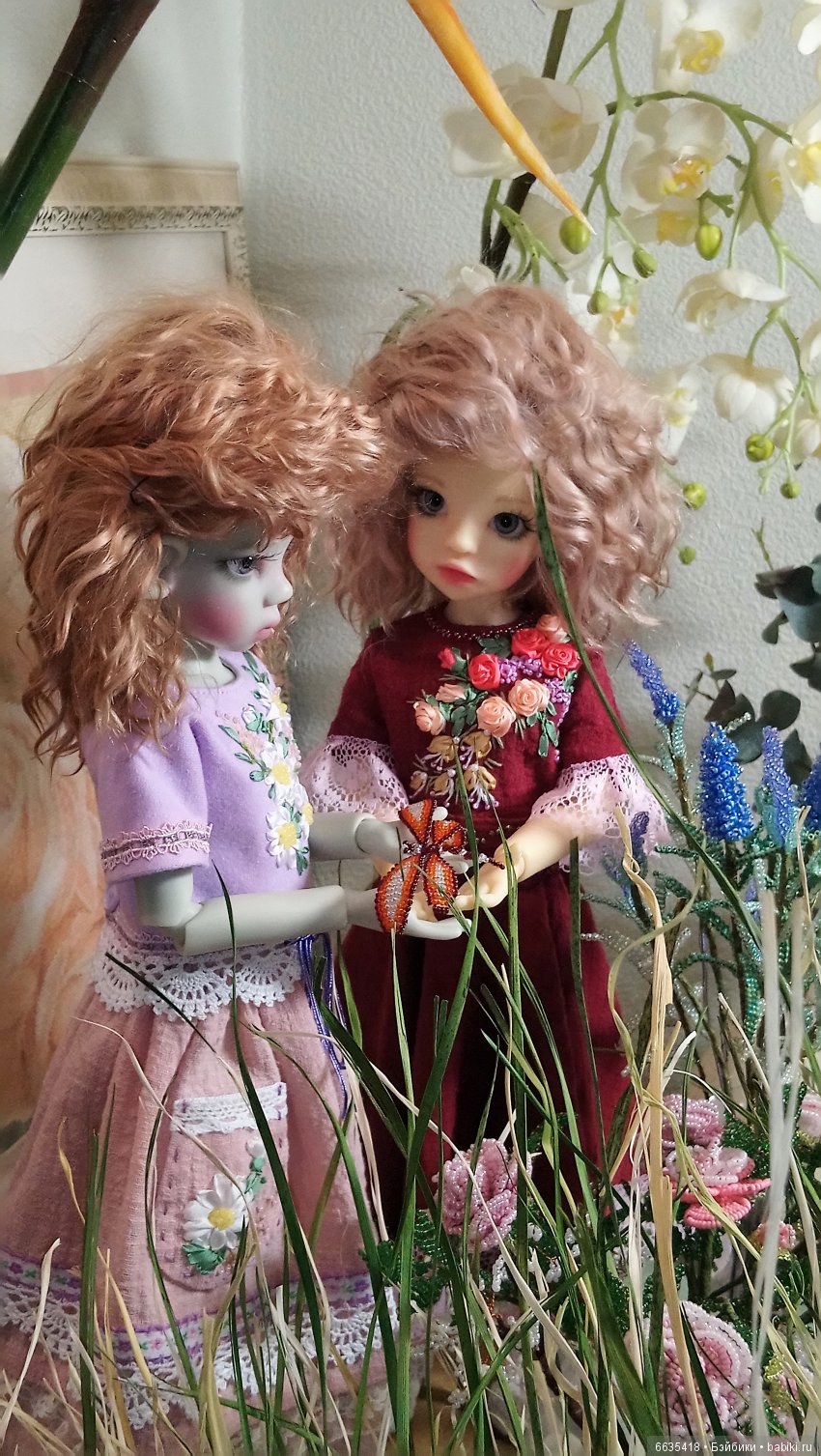 Увлекательная беседа двух девочек