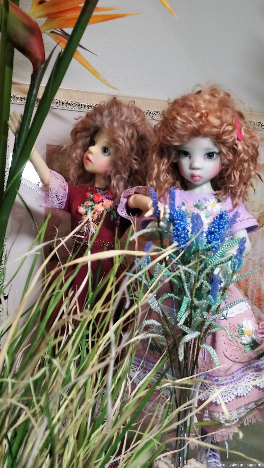 Увлекательная беседа двух девочек (фото 3)