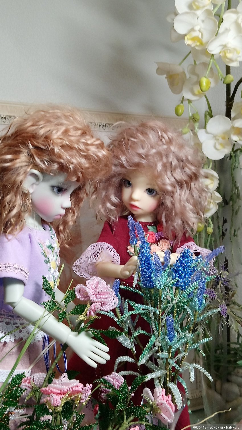 Увлекательная беседа двух девочек