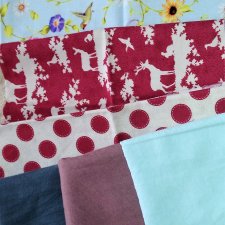 Достоинства однотонных тканей в кукольной одежде