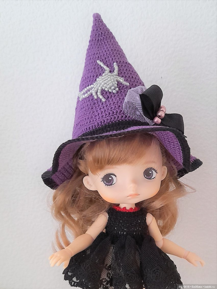 МК «Шляпка с тульей конусом для куклы с окружностью головы 18 см». Шляпка представлена на кукле Xiaomi Monst ростом 20 см