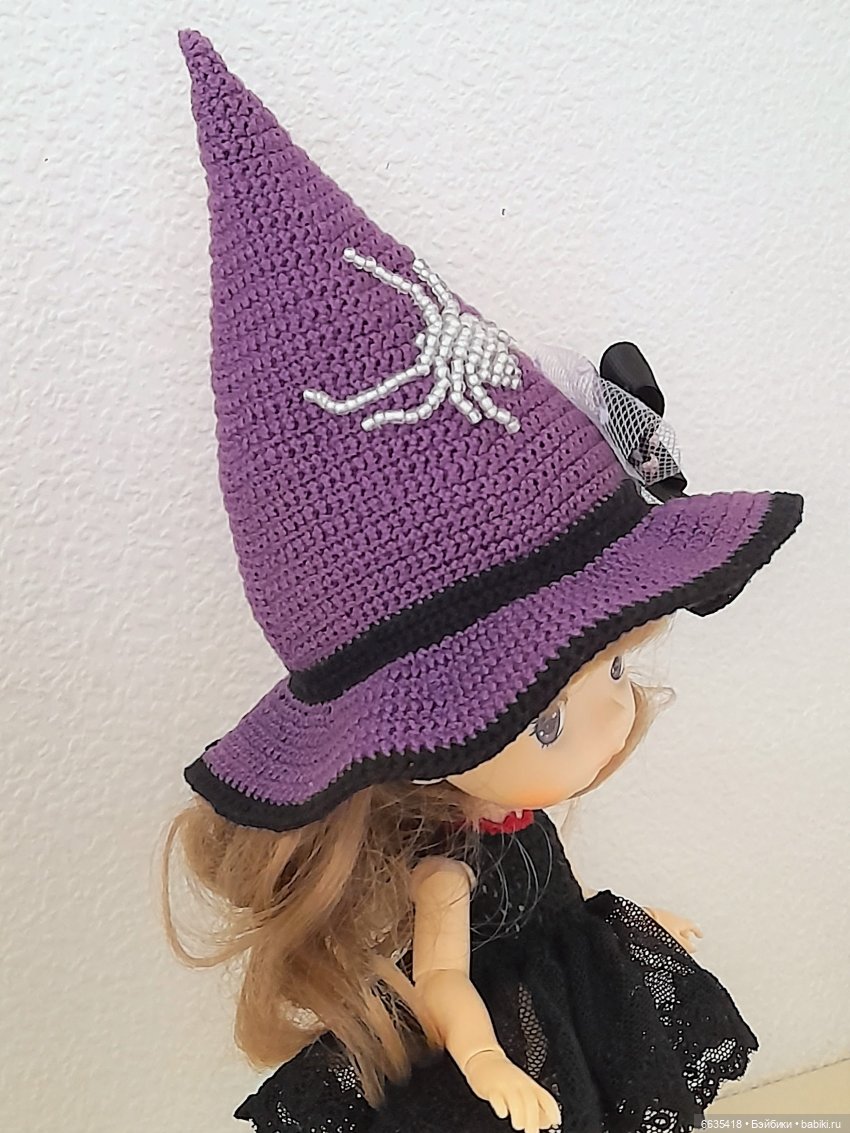 МК «Шляпка с тульей конусом для куклы с окружностью головы 18 см». Шляпка представлена на кукле Xiaomi Monst ростом 20 см