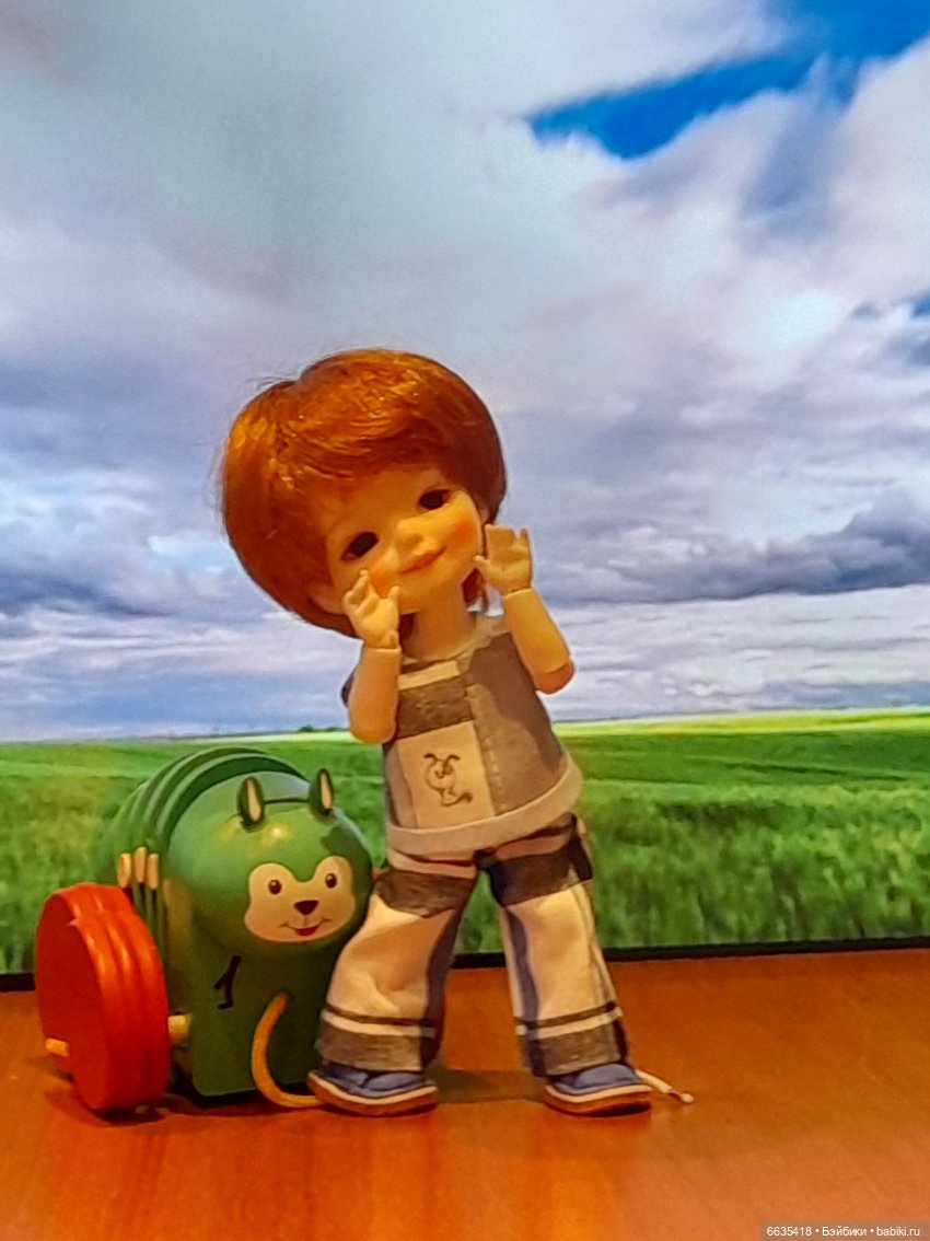 От улыбки хмурый день светлей