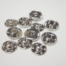 МК "Как я пришиваю и декорирую кнопки на кукольной одежде"