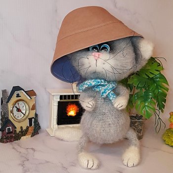 Кот в гостиной