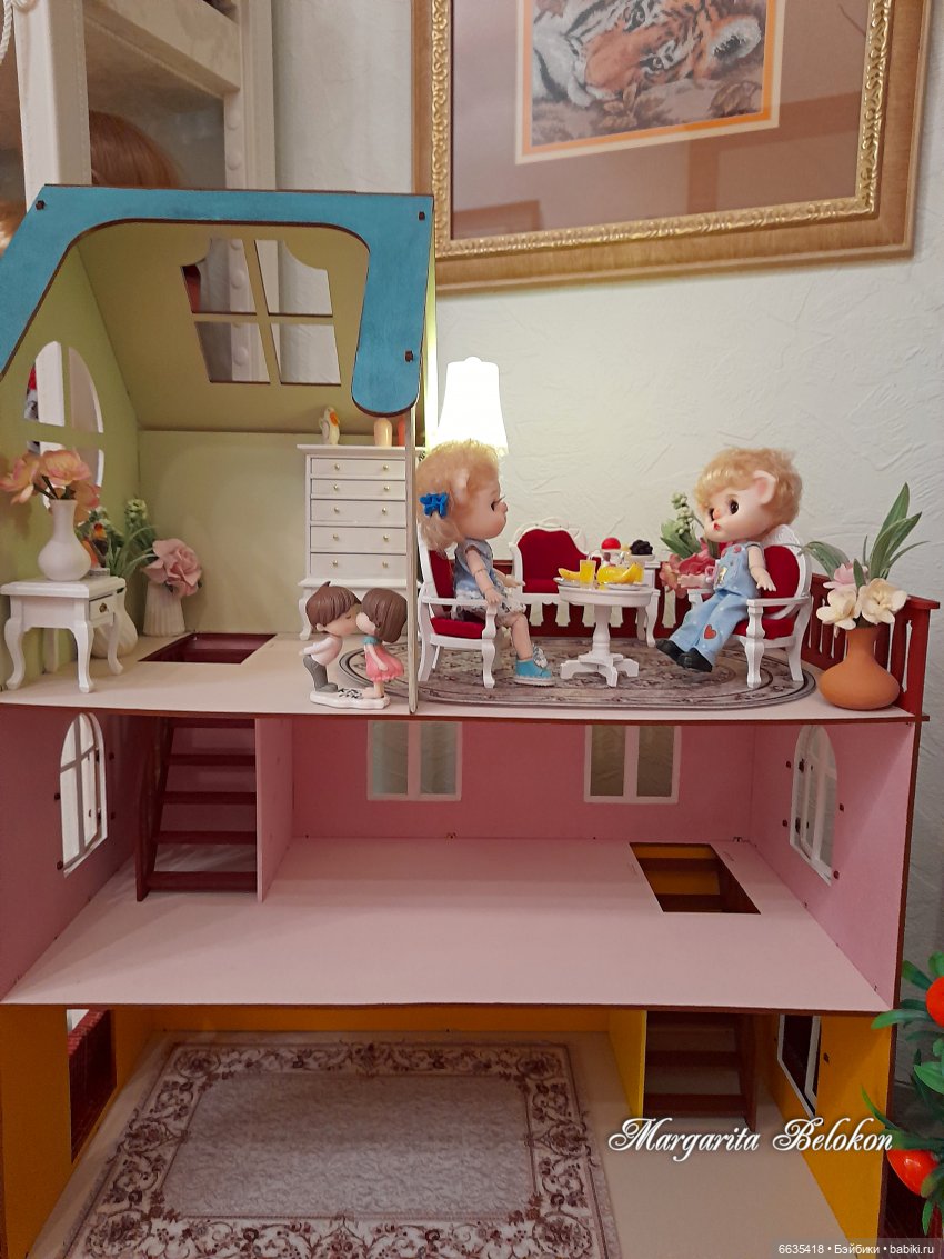 Обустройство кукольного домика началось