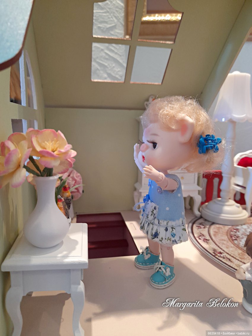 Обустройство кукольного домика началось