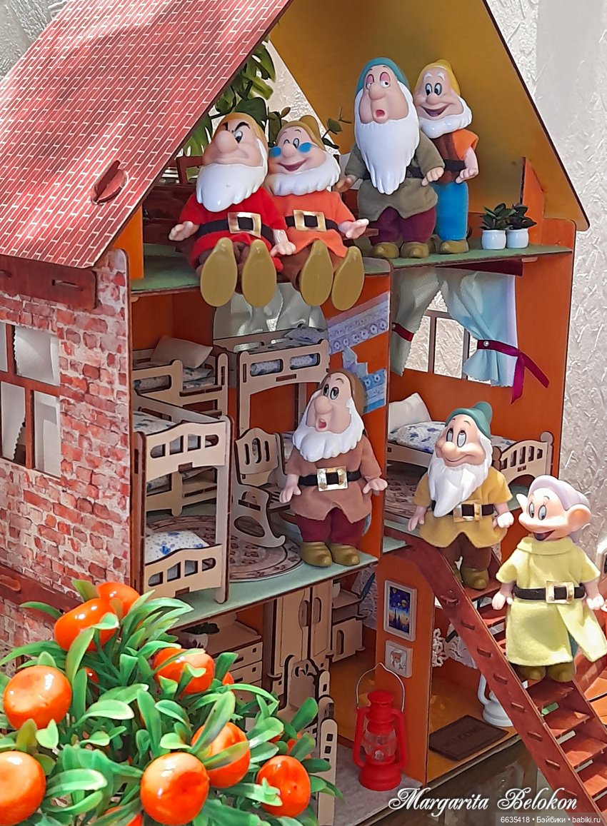 Обустройство кукольного домика началось