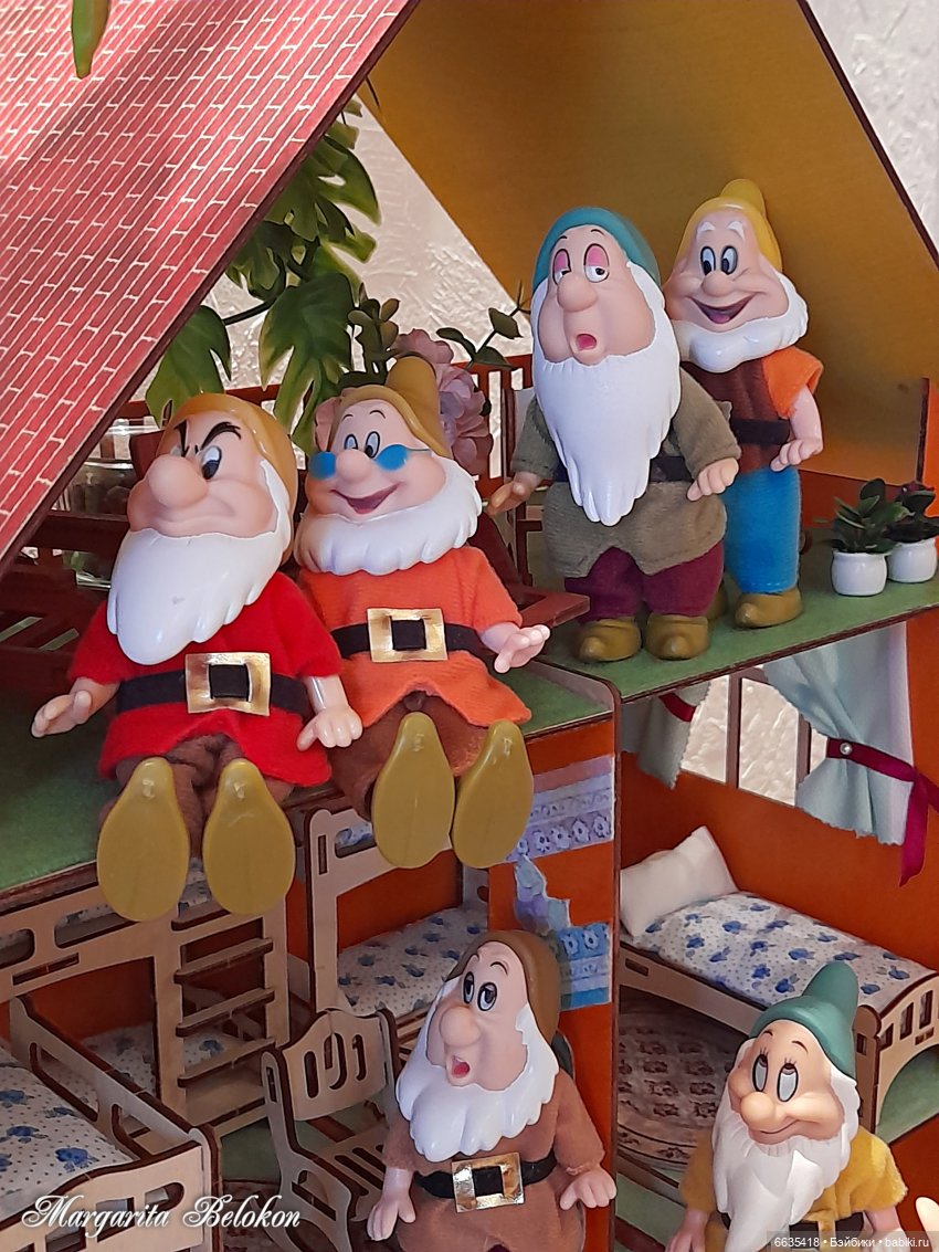 Обустройство кукольного домика началось