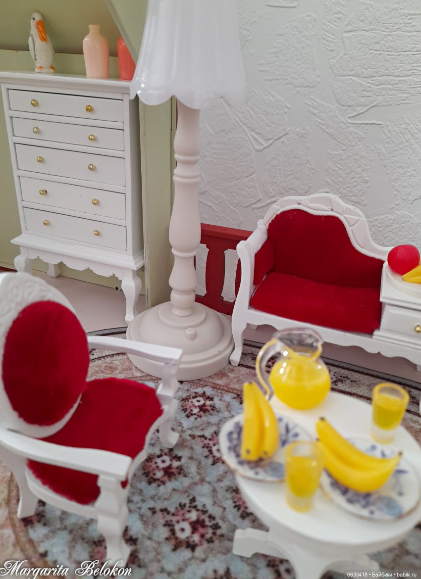 Обустройство кукольного домика началось