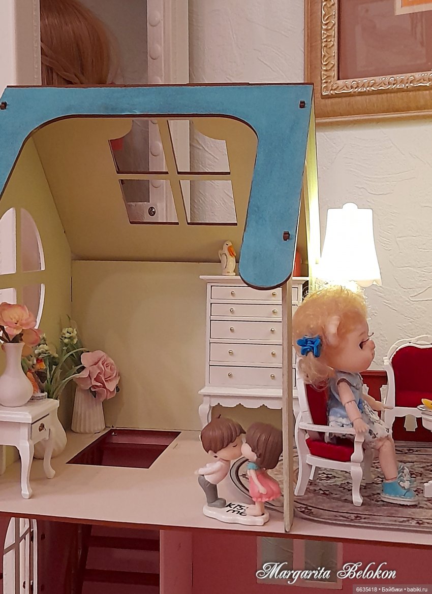 Обустройство кукольного домика началось