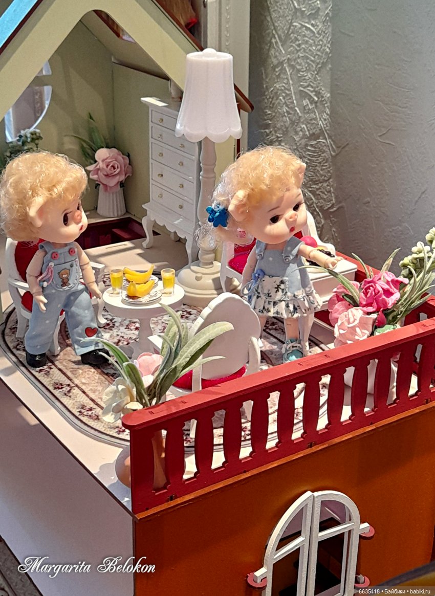 Обустройство кукольного домика началось