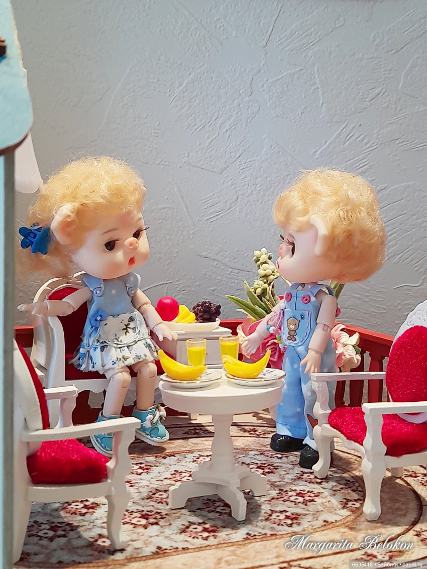 Обустройство кукольного домика началось