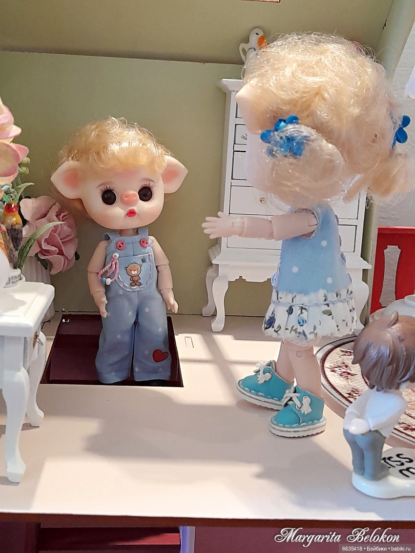 Обустройство кукольного домика началось