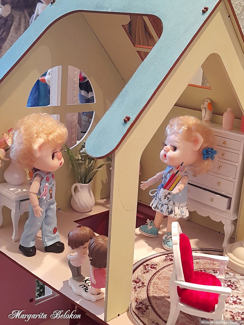 Обустройство кукольного домика началось