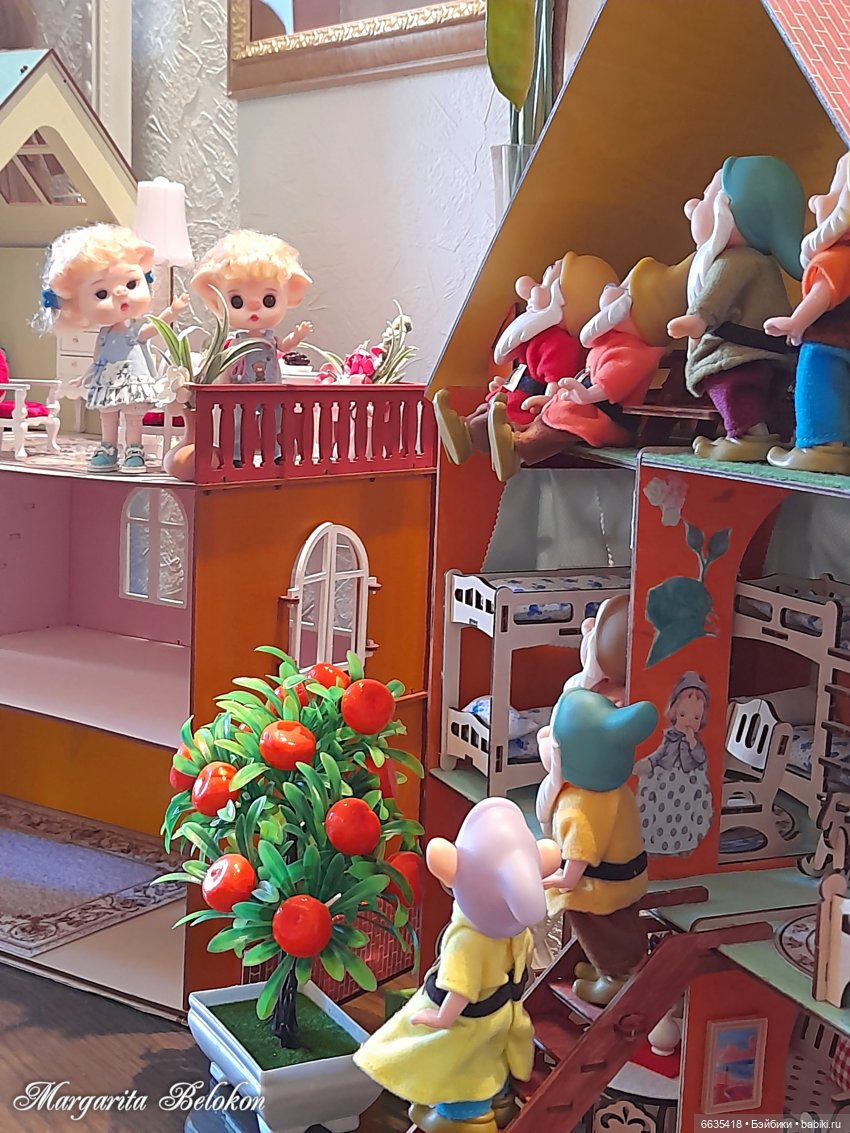 Обустройство кукольного домика началось