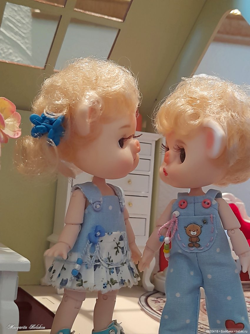 Обустройство кукольного домика началось