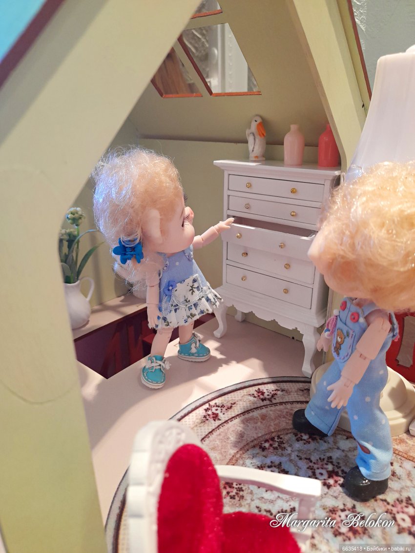 Обустройство кукольного домика началось