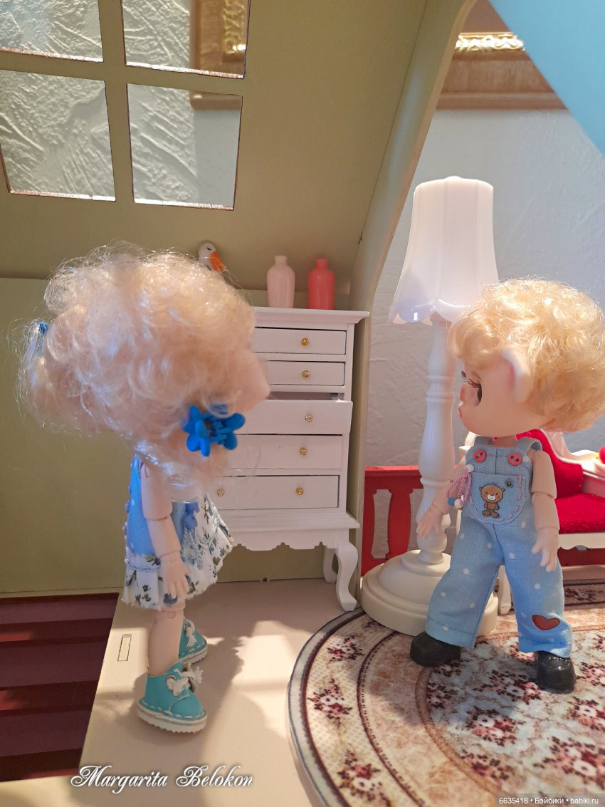 Обустройство кукольного домика началось