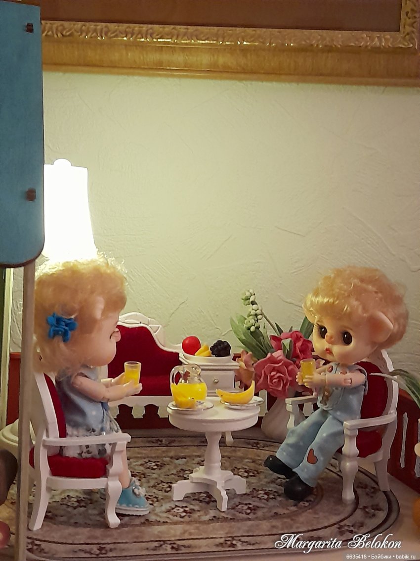 Обустройство кукольного домика началось