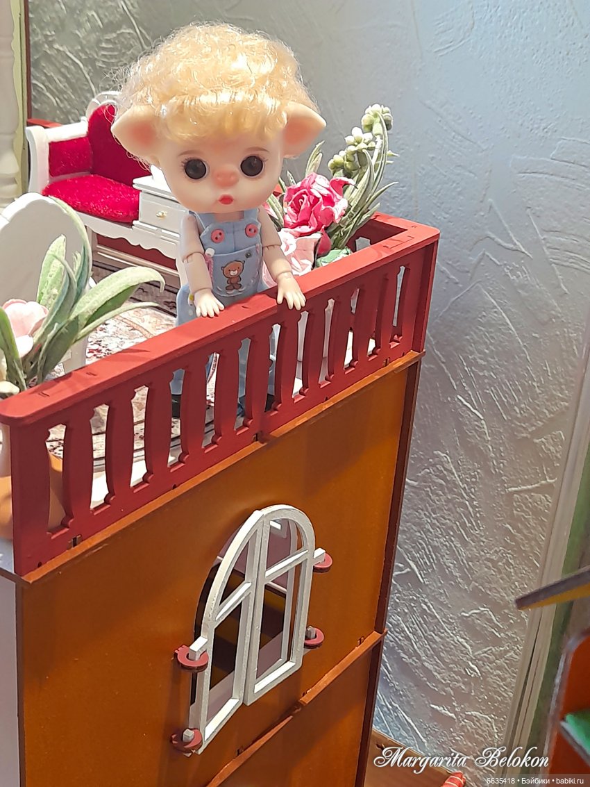 Обустройство кукольного домика началось