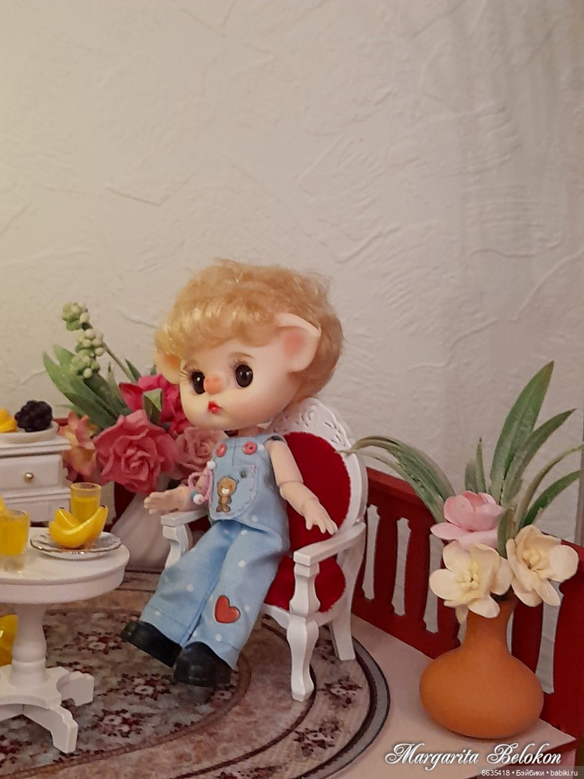 Обустройство кукольного домика началось