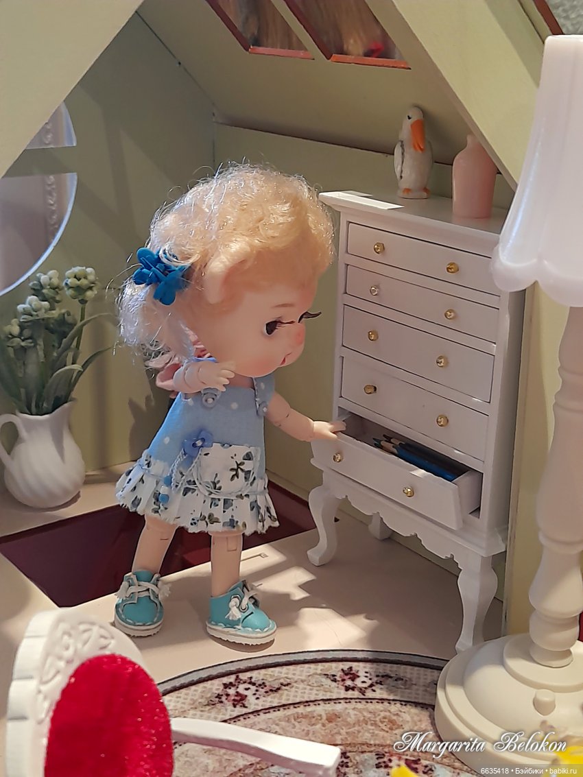 Обустройство кукольного домика началось