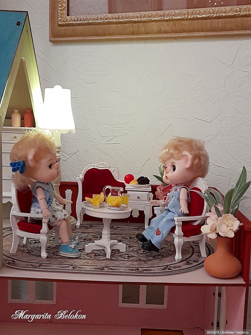 Обустройство кукольного домика началось