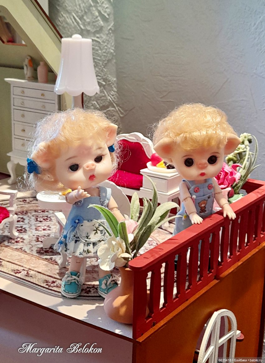 Обустройство кукольного домика началось