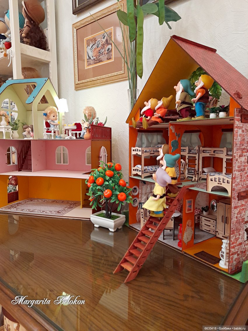 Обустройство кукольного домика началось