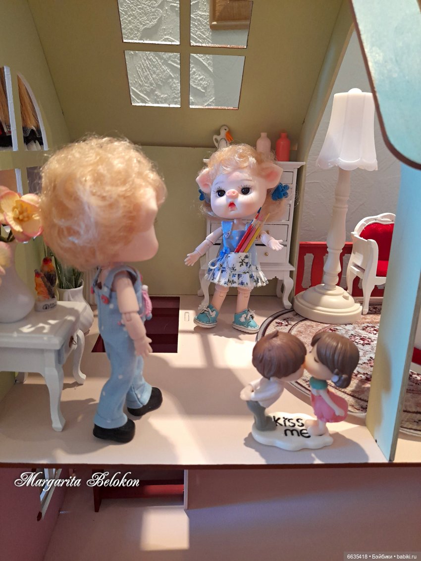 Обустройство кукольного домика началось