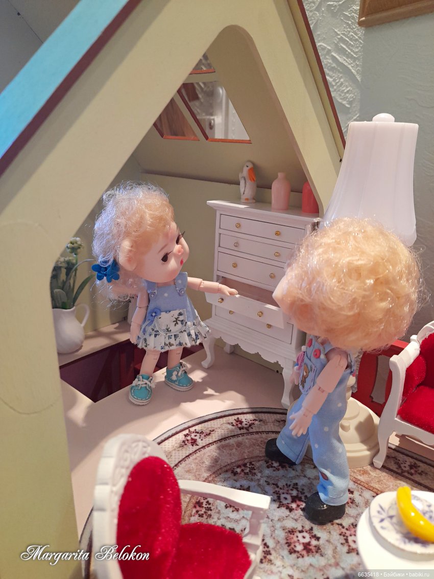 Обустройство кукольного домика началось