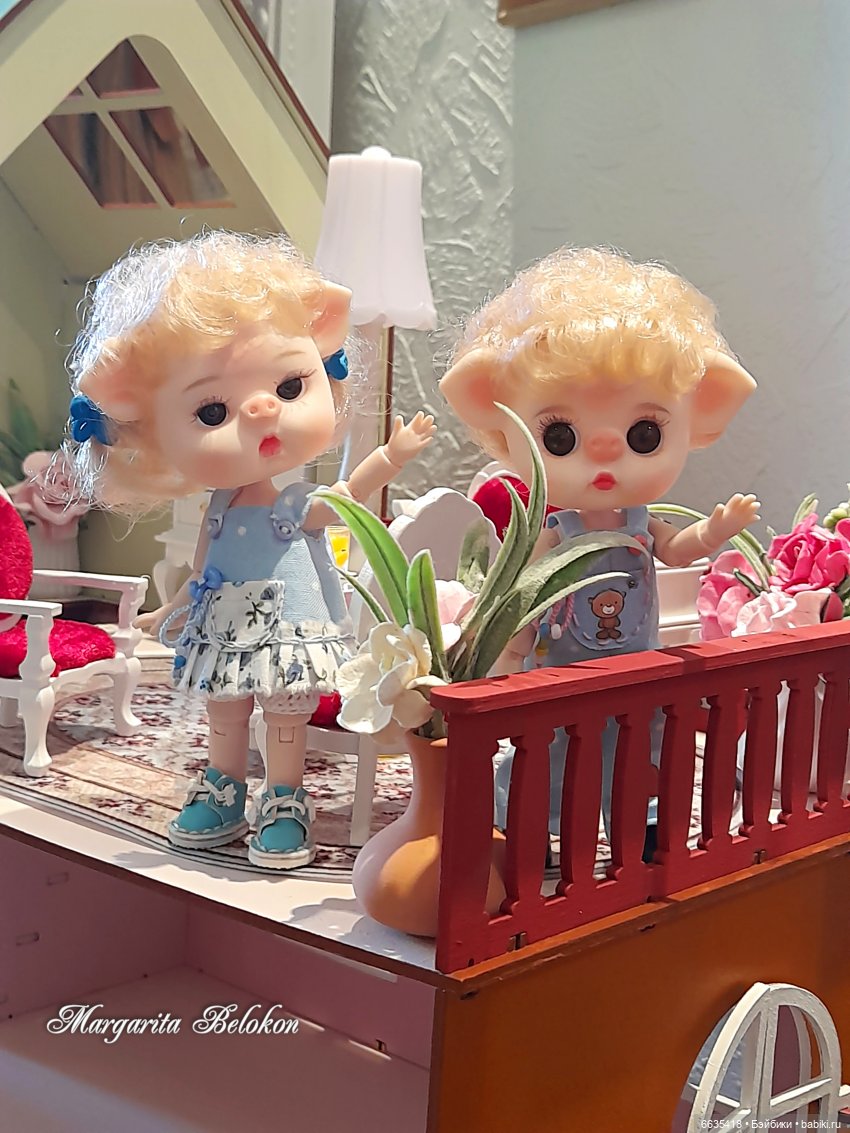 Обустройство кукольного домика началось