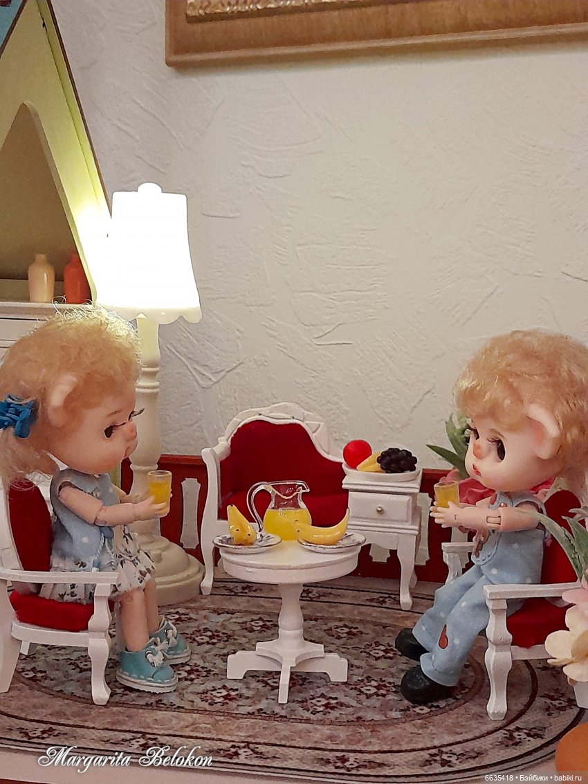 Обустройство кукольного домика началось