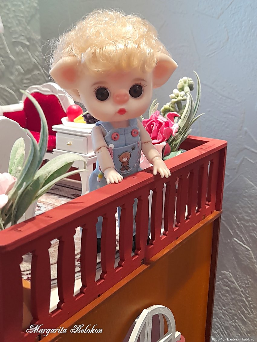 Обустройство кукольного домика началось