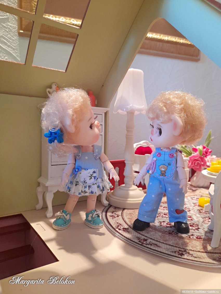 Обустройство кукольного домика началось