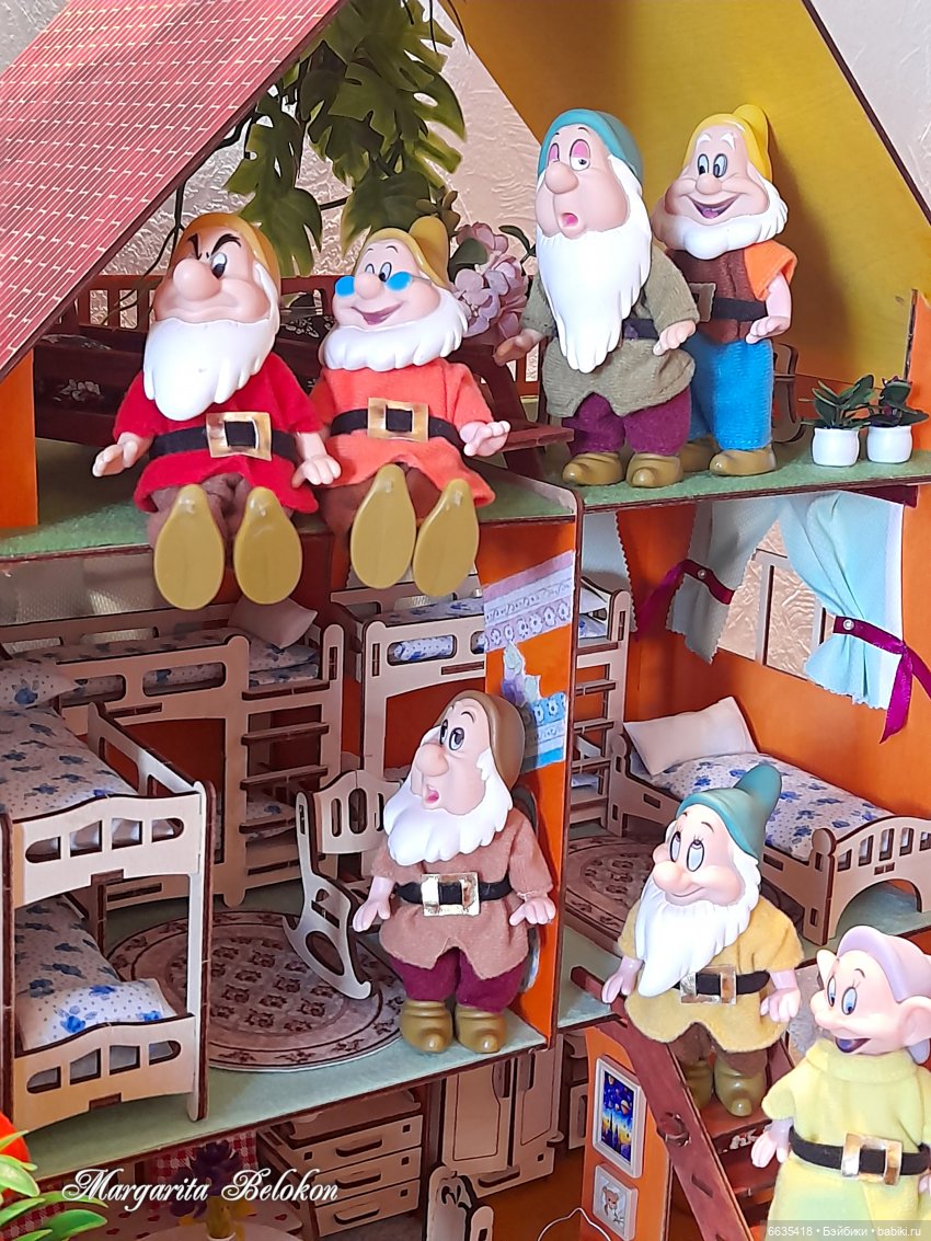 Обустройство кукольного домика началось