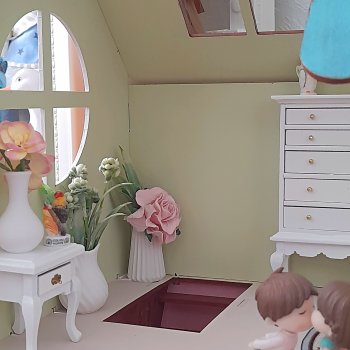 Обустройство кукольного домика началось