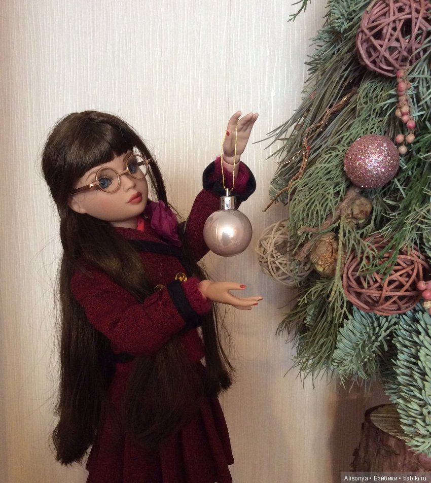 Что самое важное для такой эстетки как Ellowyne от  Tonner? Наверное, оригинальность и нестандартные решения. Поэтому и елка в Новый год у неё должна быть необычной.