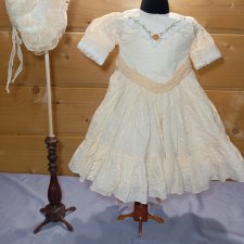 Платье и чепчик на антикварную, винтажную куклу или реплику