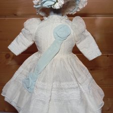 Платье и шляпка на антикварную куклу