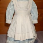 Комплект платье и фартучек на антикварную или винтажную куклу 52-56 см